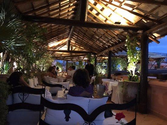 Dar Anika Kitchen